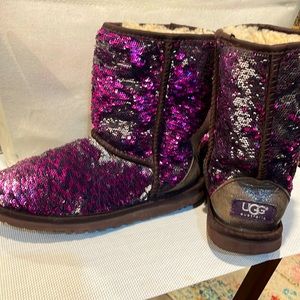 UGG’s RARE “LIMITED EDITION” 2-TONE REVERSIBLE PURPLE/SILVER SEQUIN SHORT BOOTS